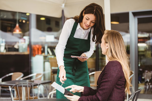 Peran Waitress Bagi Kesuksesan Bisnis Kuliner yang Wajib diketahui Oleh Owner Bisnis!
